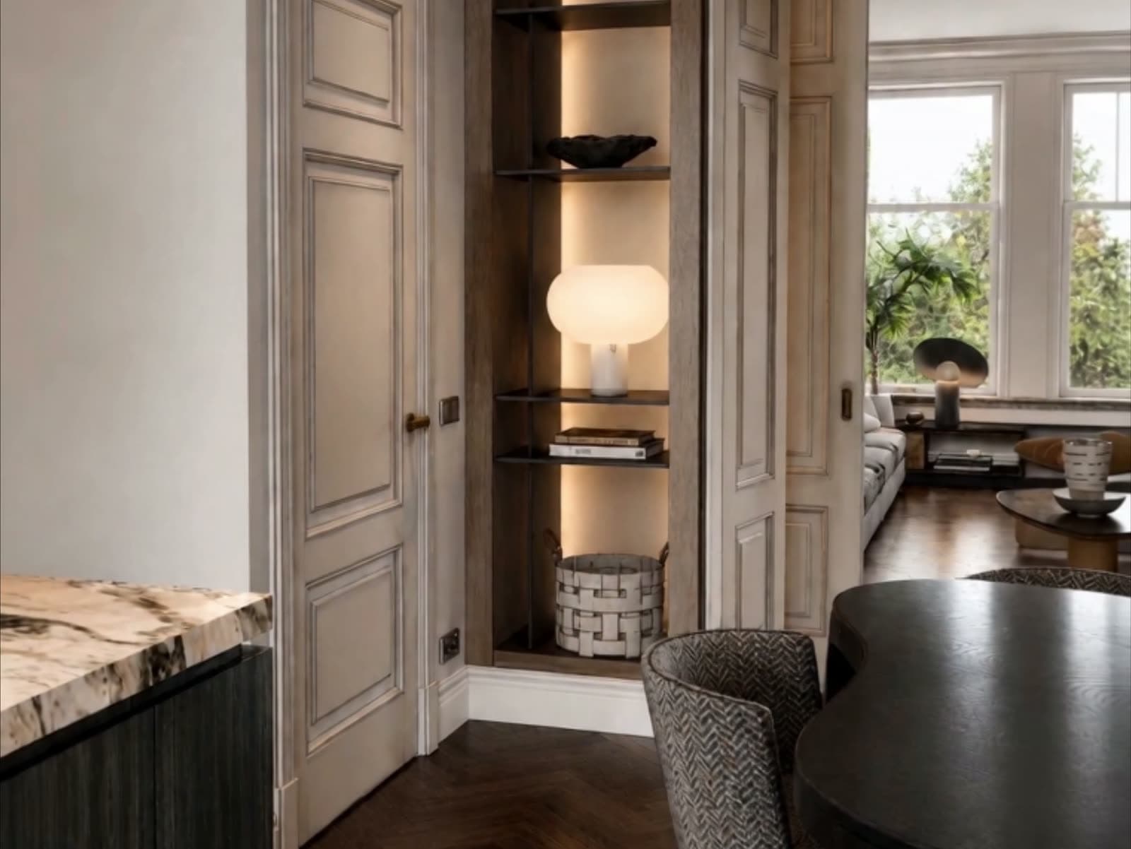 Het uitgevoerde interieur: een doorkijk langs een verlichte inbouwkast naar de eetkamer