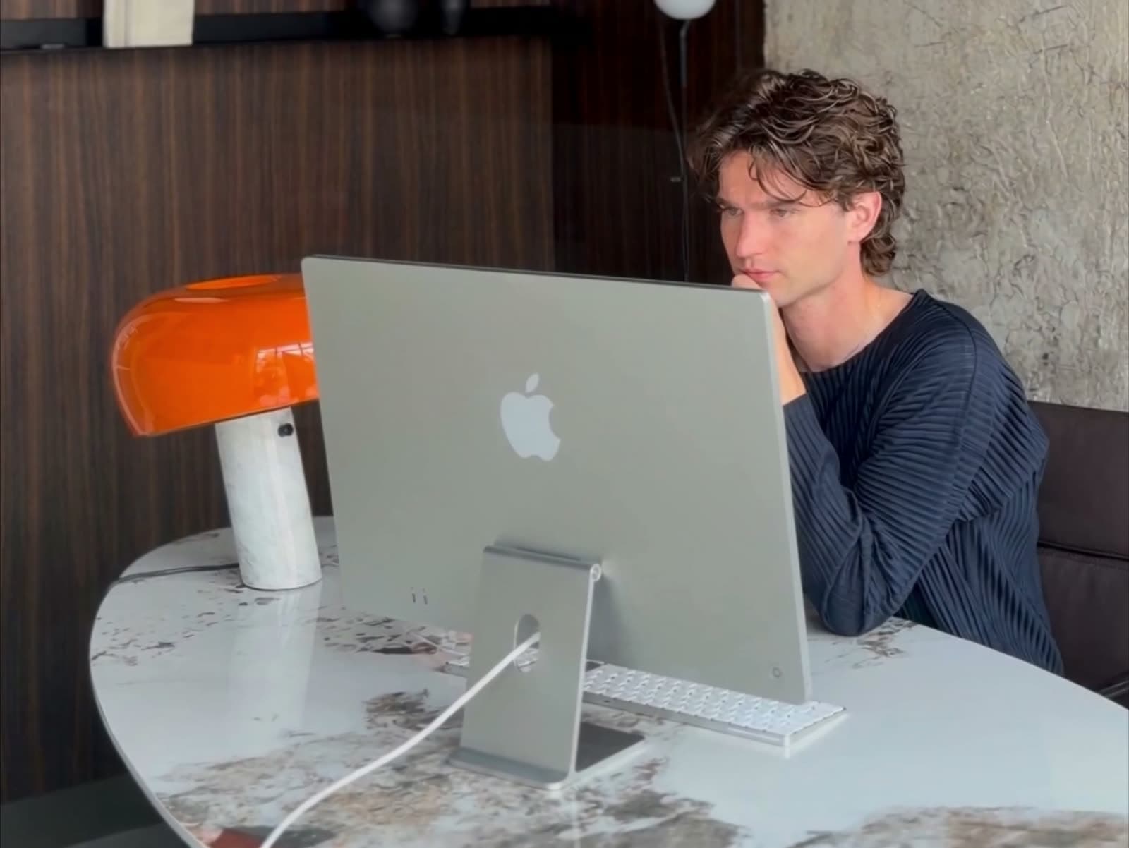 Jimmy Samuel van Linder werkt aan een plattegrond achter zijn computer in de studio