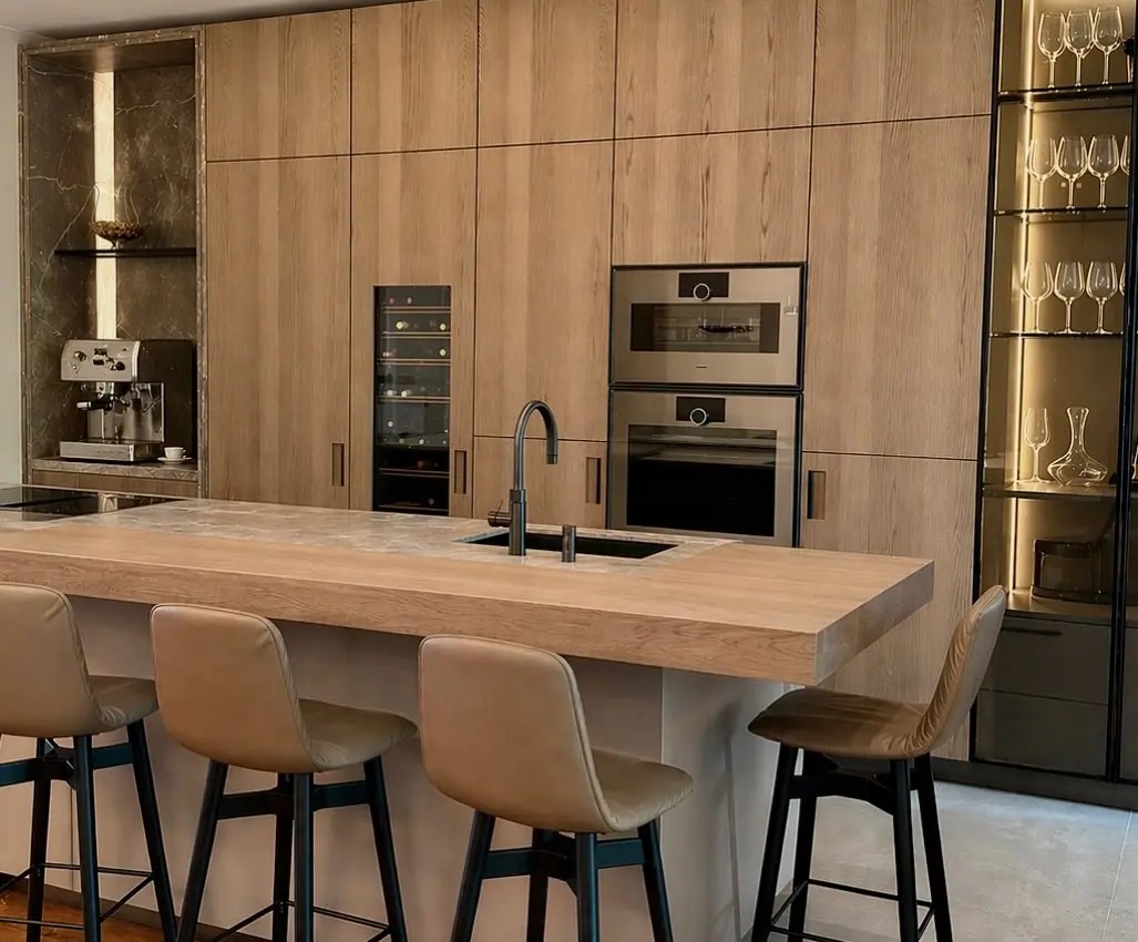Projectbeeld, keuken in eiken en marmer