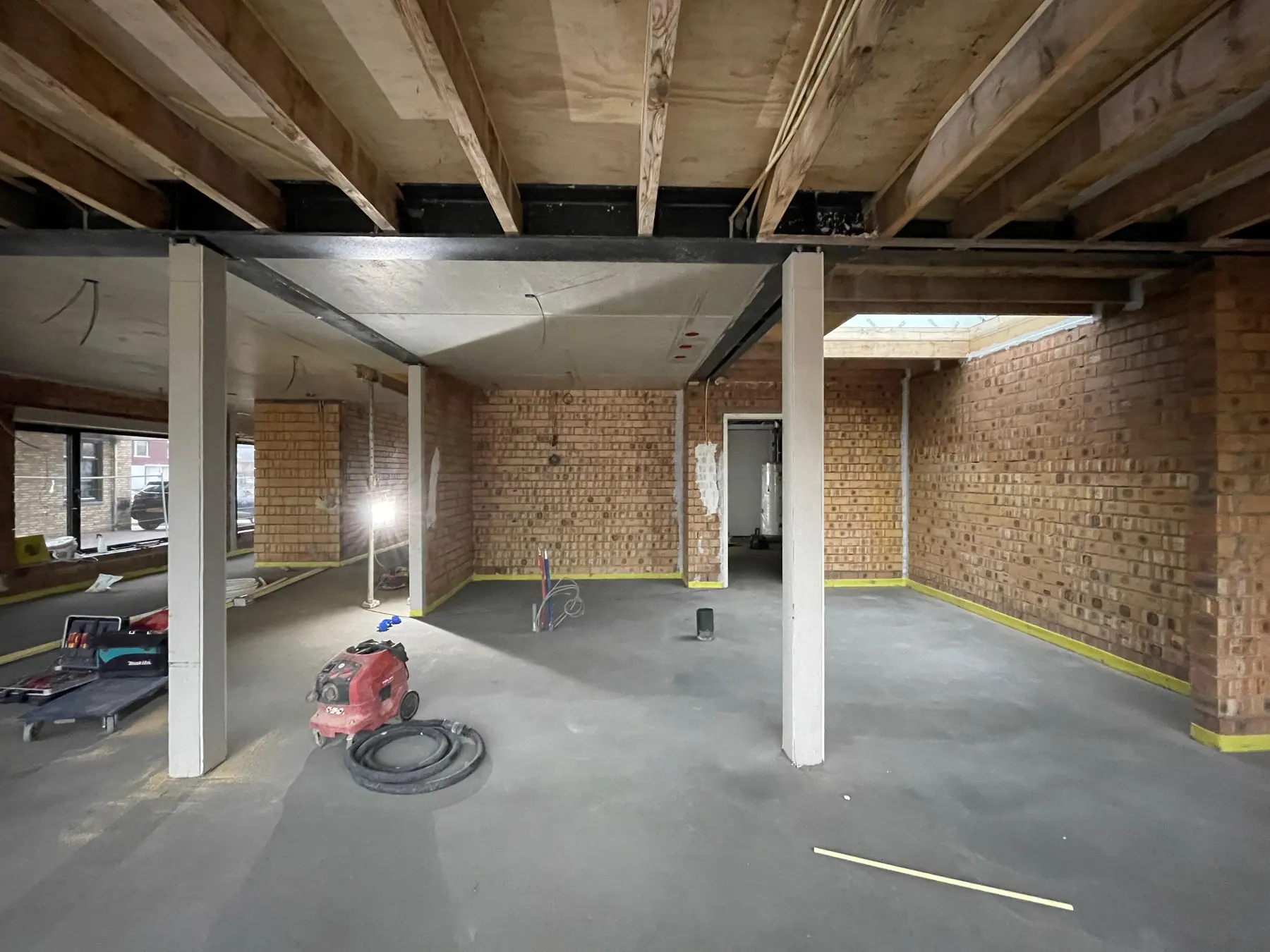 Tijdens de uitvoering, nieuwbouwwoning in witte baksteen