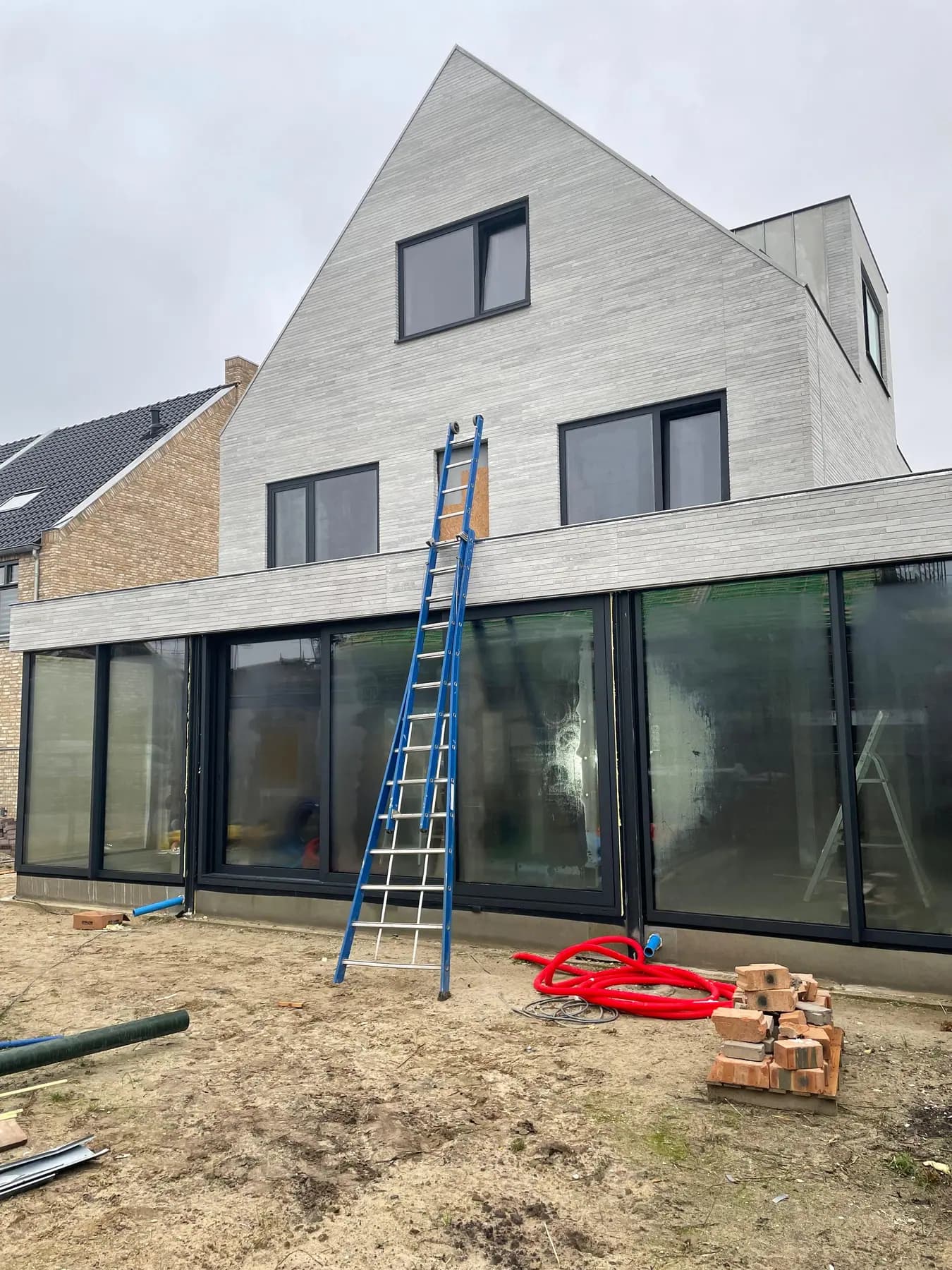 Tijdens de uitvoering 18, nieuwbouwwoning in witte baksteen
