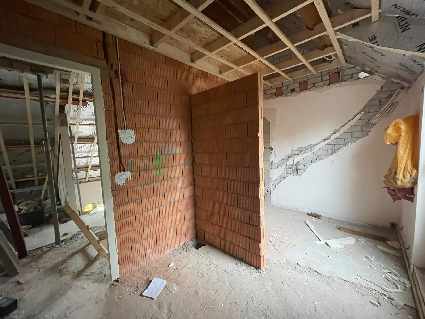 Tijdens de uitvoering, woonhuis met open eikenhouten trap