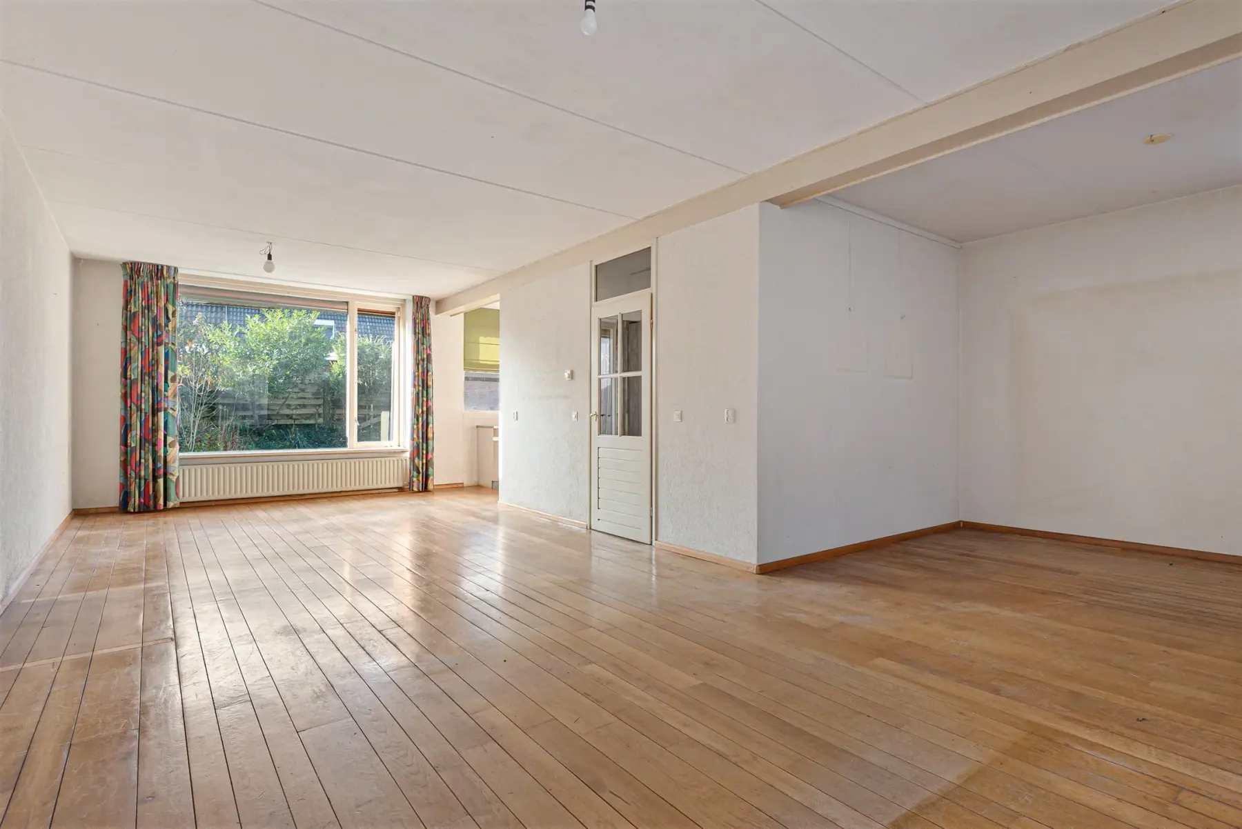 Situatie voor de verbouwing, woonkamer in olijfgroen en travertin