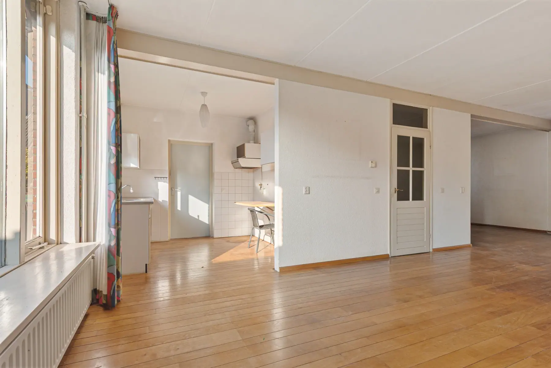 Situatie voor de verbouwing 2, woonkamer in olijfgroen en travertin
