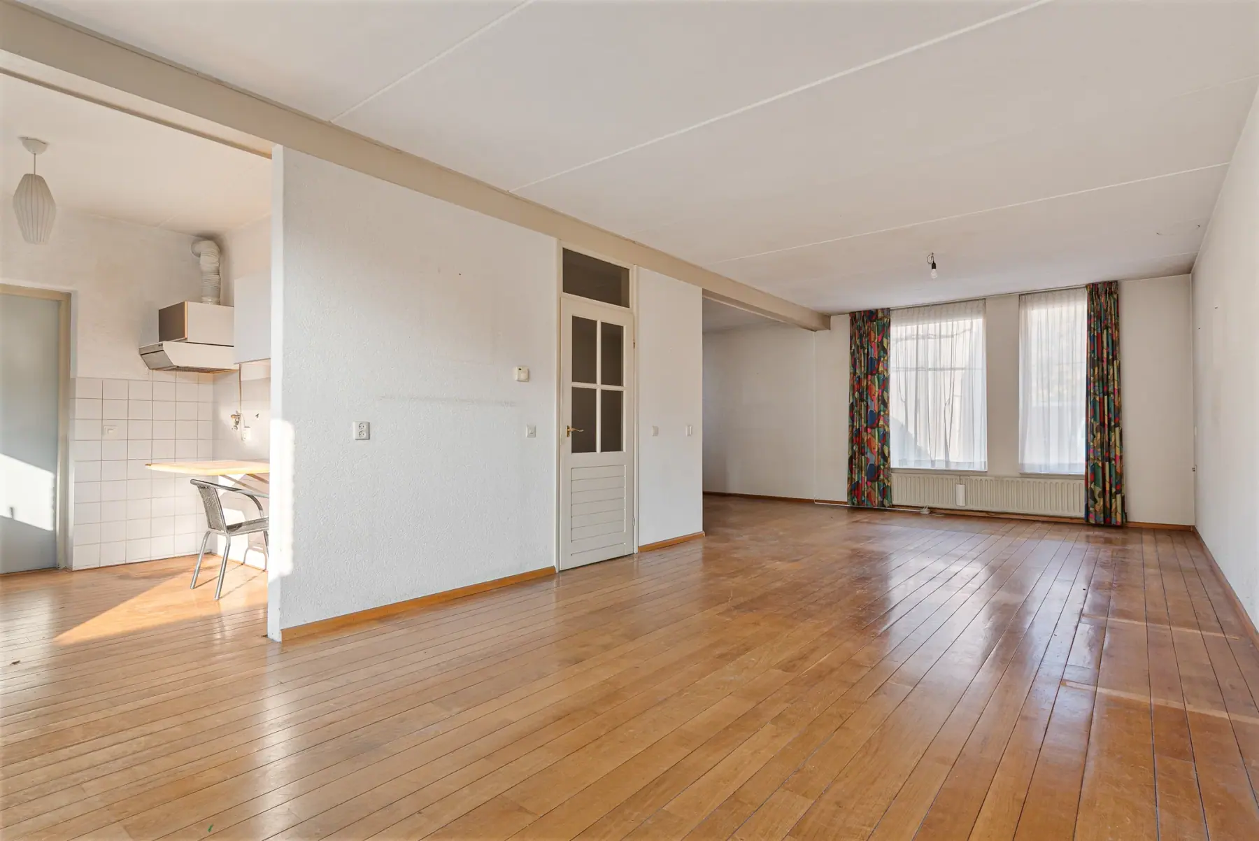 Situatie voor de verbouwing 3, woonkamer in olijfgroen en travertin