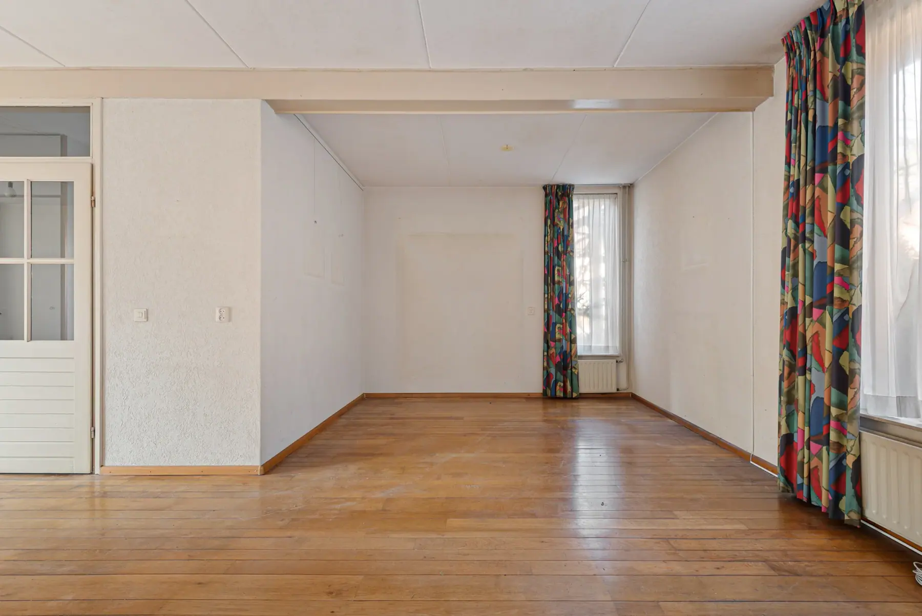 Situatie voor de verbouwing 4, woonkamer in olijfgroen en travertin