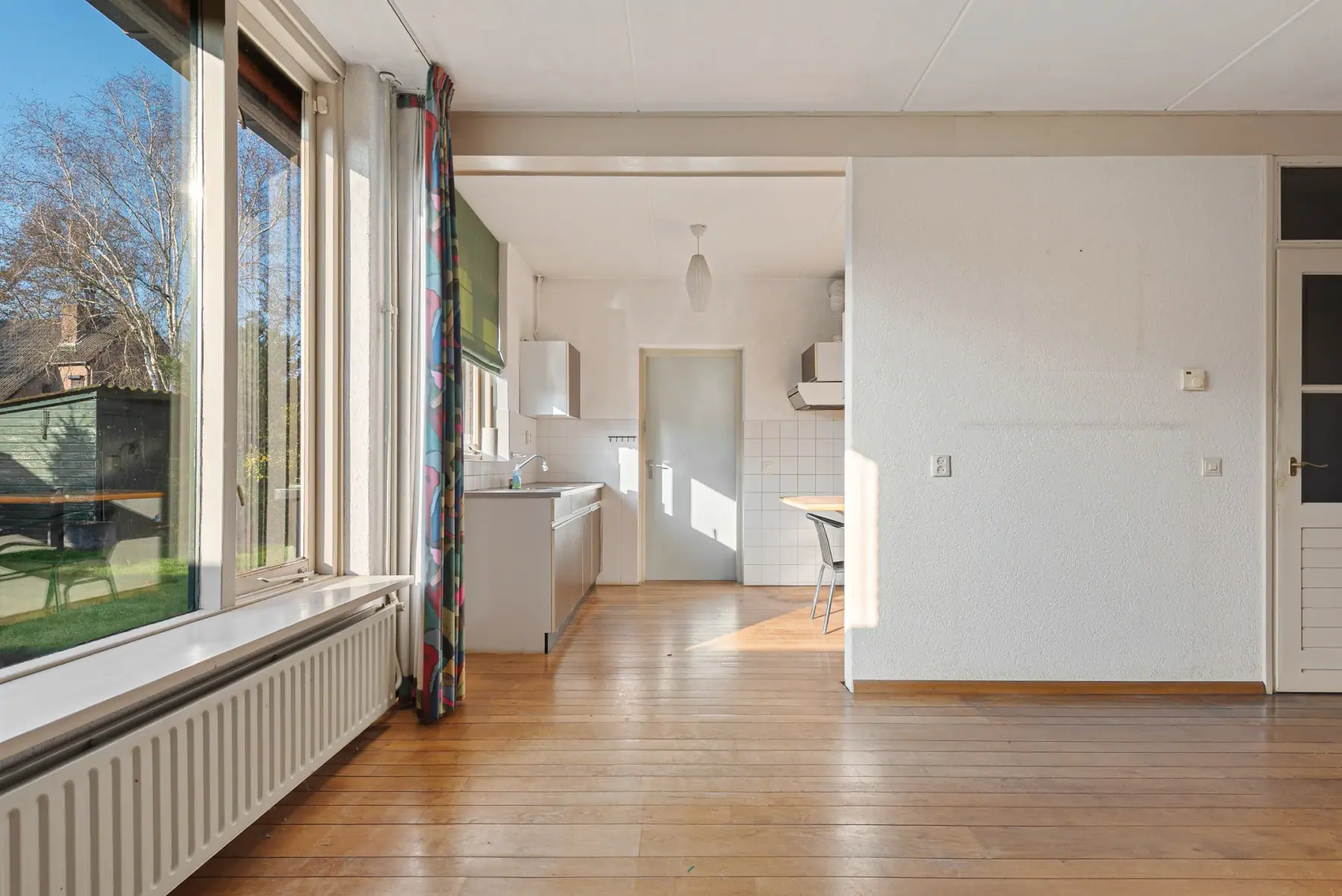 Situatie voor de verbouwing 5, woonkamer in olijfgroen en travertin