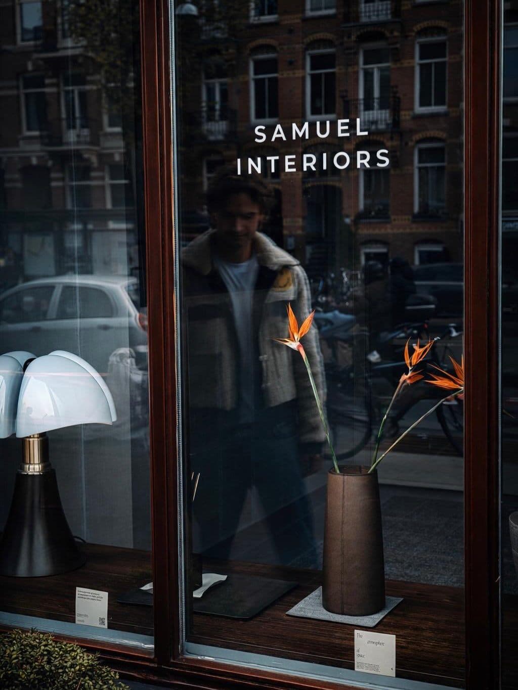 Jimmy Samuel van Linder bij de etalage van de studio aan de Overtoom in Amsterdam